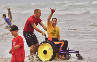 Beautiful woman showing her awesome in the ocean