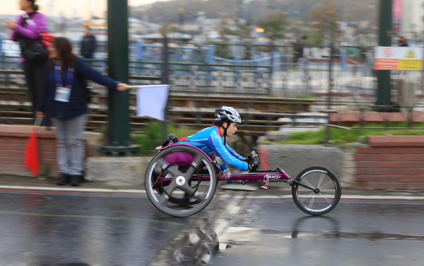 Paralympic athlete run in 39 Istanbul marathon which includes two continents in one race.