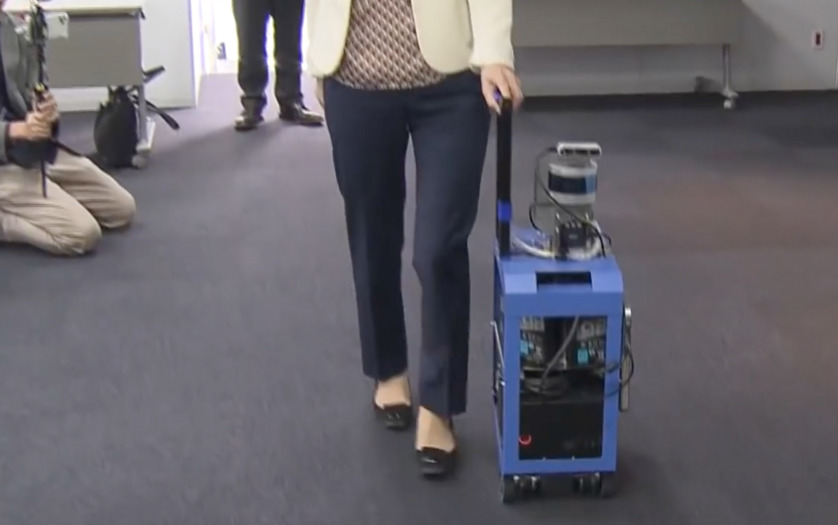 Chieko Asakawa is demonstrating how to use a AI suitcase