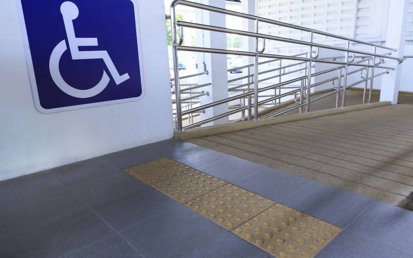 Accessibility sign with ramp