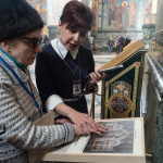 The guide shows the blind woman exhibits.