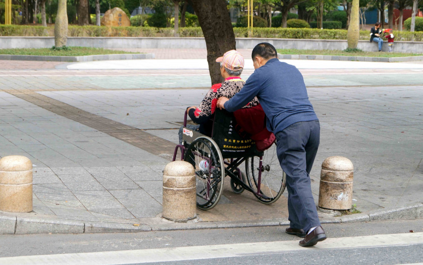 Shenzhen Central District in Baoan, a man pushed wheelchair user