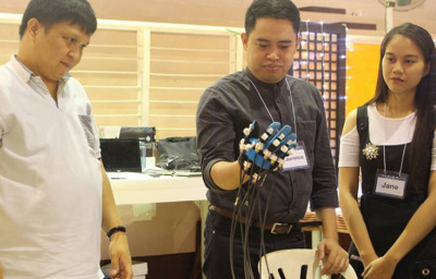 team testing the The glove of the AGAPAY Project.