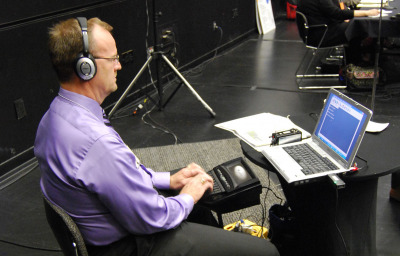 Captioning typist for people with hearing disabilities