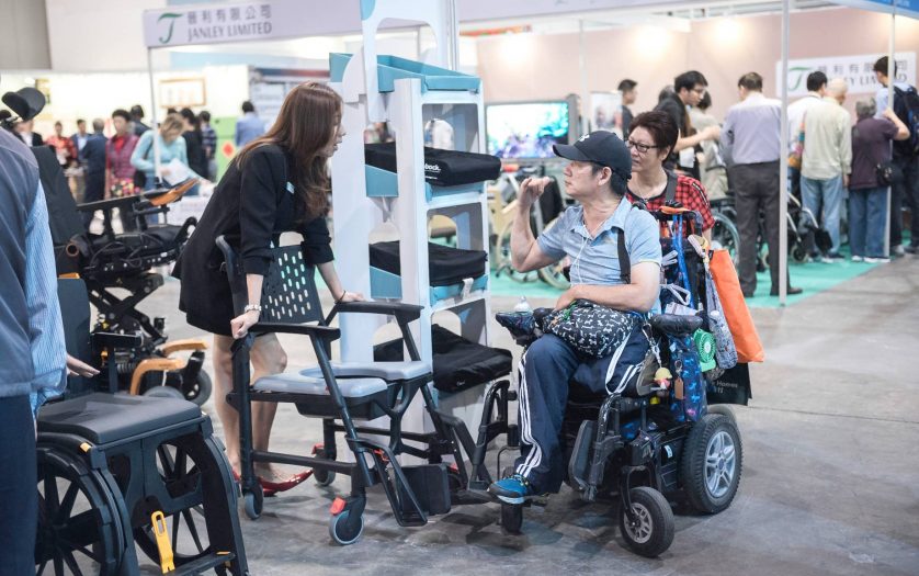 a wheelchair user speaking to the exhibitor