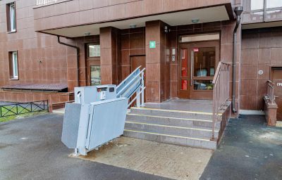 Lift for wheelchair users at the entrance of an apartment building
