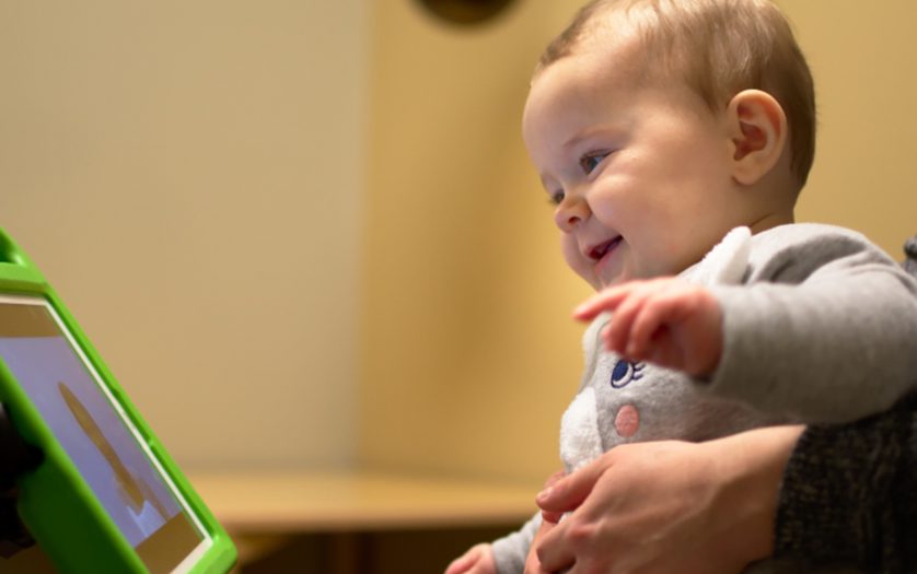 Mobile device cameras track the gaze of toddlers while they watch videos