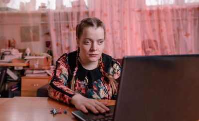 girl with disabilities learning online