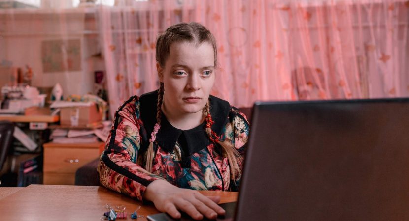 girl with disabilities learning online