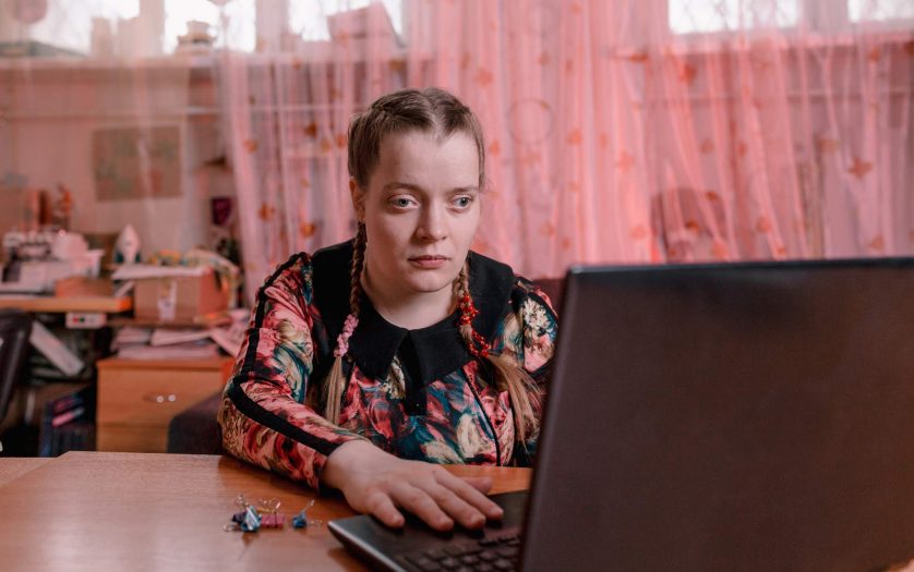 girl with disabilities learning online