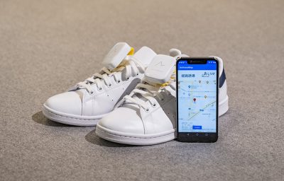 Ashirase vibration device attached to shoes and Ashirase smartphone app screen