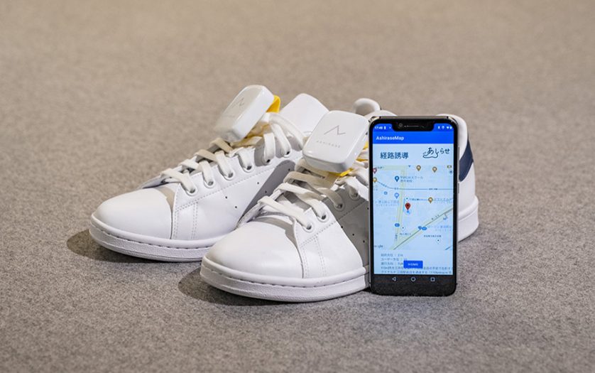 Ashirase vibration device attached to shoes and Ashirase smartphone app screen