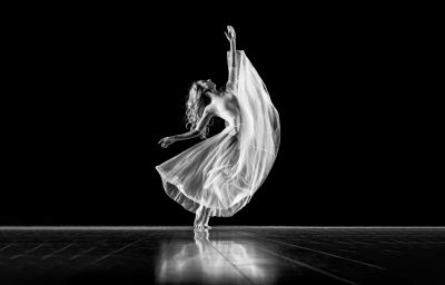 woman doing ballet