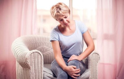 Woman feels strong knee pain