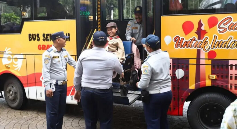 Girl in wheelchair geeting off the bus in the yard of Jakarta City Hall