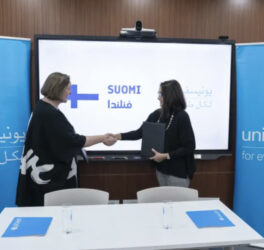 Representatives of UNICEF Syria and Finland shake hands.