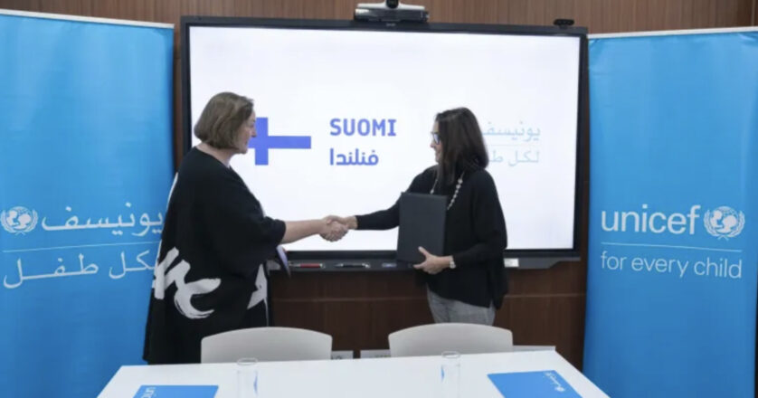 Representatives of UNICEF Syria and Finland shake hands.