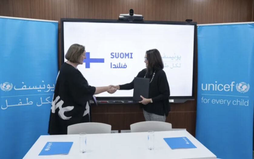 Representatives of UNICEF Syria and Finland shake hands.